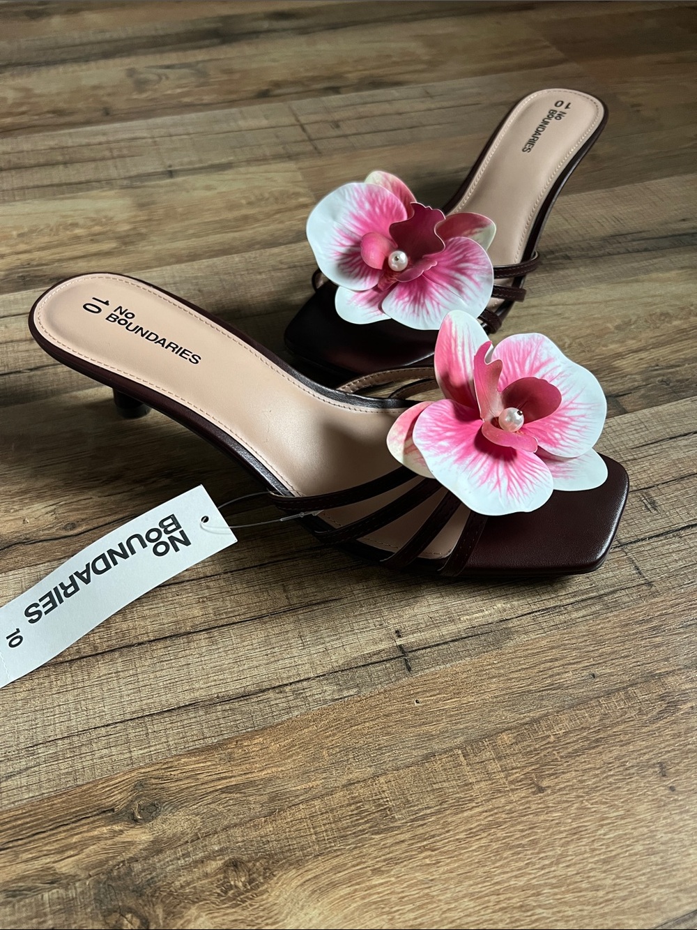 New with tags No Boundaries Floral Accent heels size 10